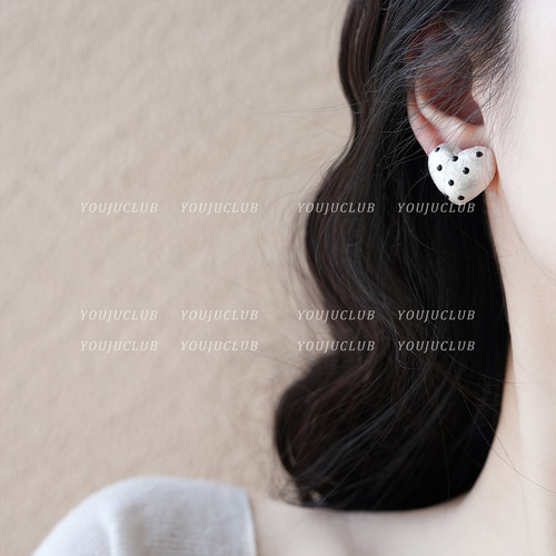 韩国黑色百搭心形高级感耳环