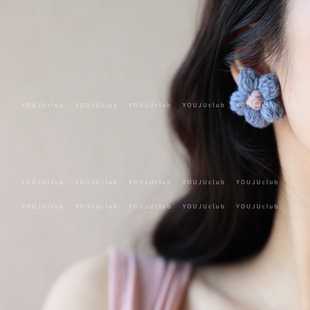 YOUJUclub-软软毛线~复古毛线花朵蓝色粉色冬日耳环蚊香盘耳夹女