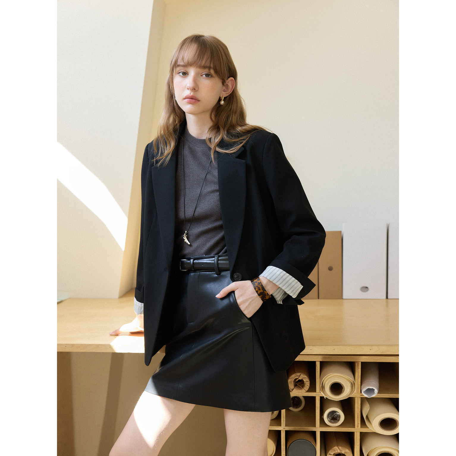 简约天丝醋酸黑色宽松小西装外套女秋季款韩版通勤职业西服小个子