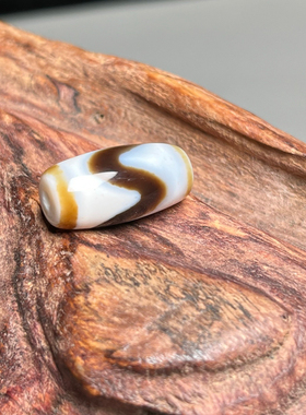 藏传老料高油包浆黑白虎牙天珠