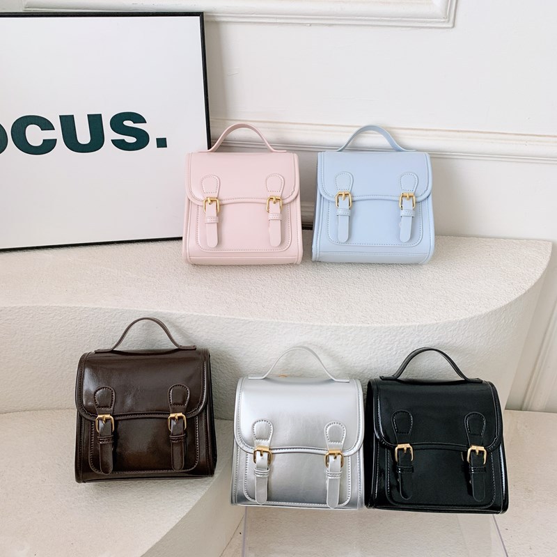 英伦学院风小学生书包简约纯色复古翻盖男女童双肩包新款儿童背包