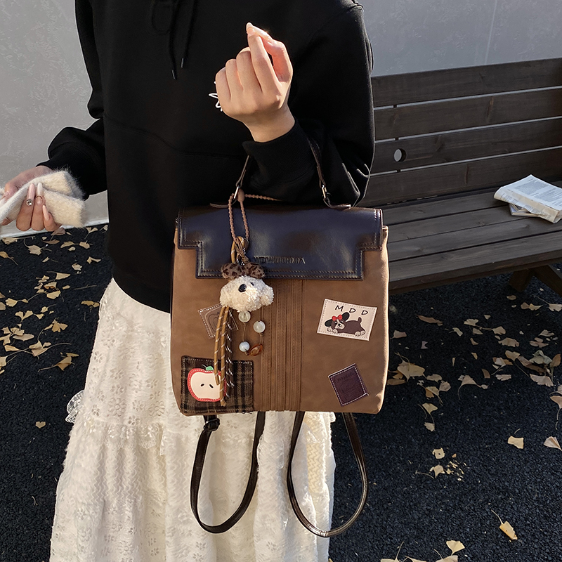 2025秋冬新款徽章手提女包多功能单肩斜挎包学院风复古通勤双肩包