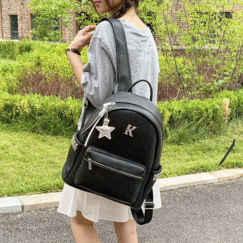 加大号蛇纹压花0双肩包女2026新款休闲通勤大学生书包大容量背包