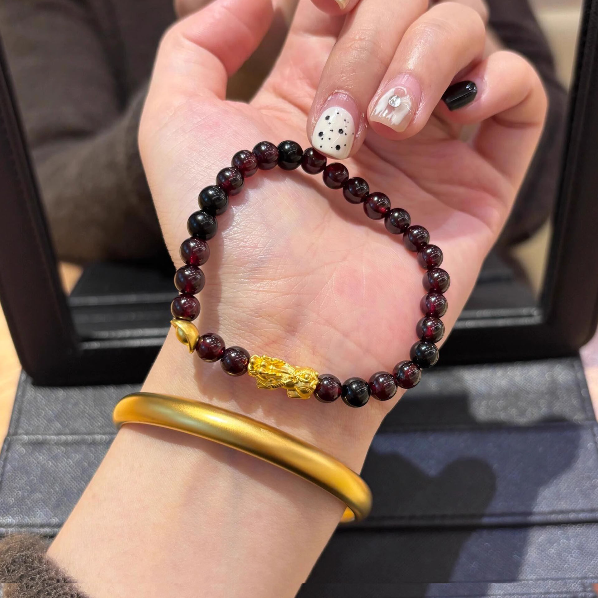 本命年招财貔貅手链女新款轻奢小众设计石榴红手串女送闺蜜礼物女