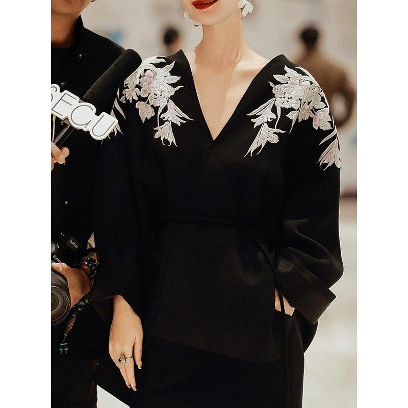 黑色上衣V领女装法式设计感别致重工轻奢复古风高级感2025春季款