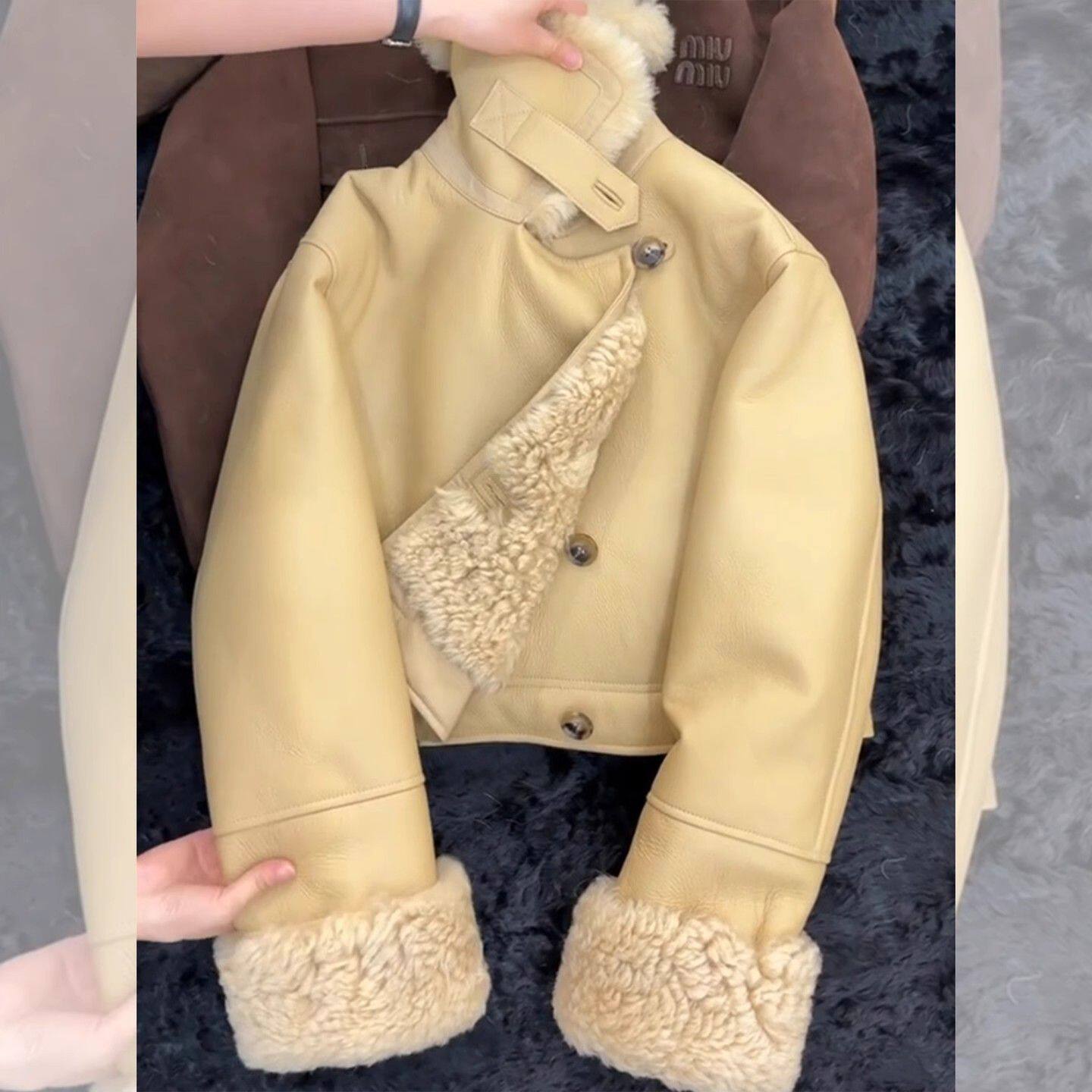 新款小个子短款黄黄色皮毛一体羊羔绒小香风毛毛外套女款2025秋季