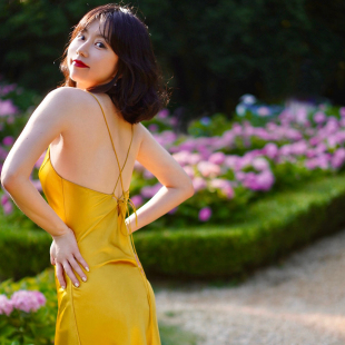 Into 金黄色高级醋酸面料斜裁显白露背缎面吊带连衣裙 Fiction法式