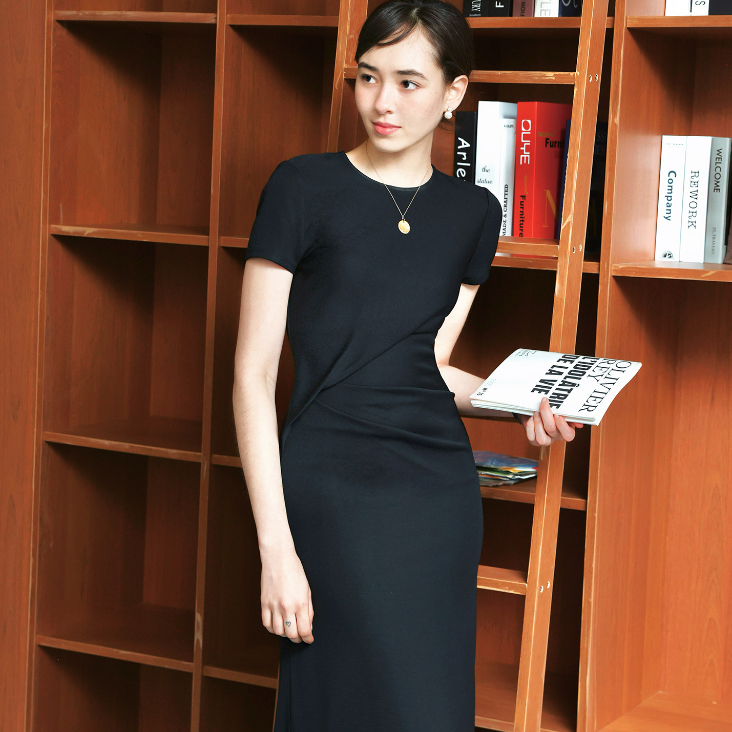 Into Fiction 高级醋酸黑色短袖圆领修身长裙小黑裙静奢风连衣裙