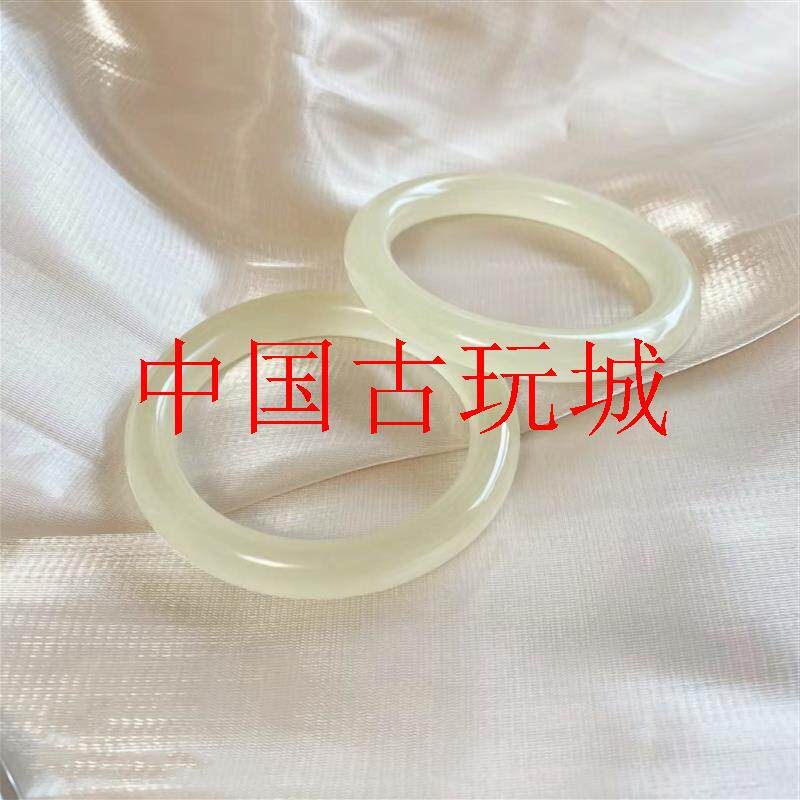 和田玉冰种晴水青白玉圆条玉镯子
