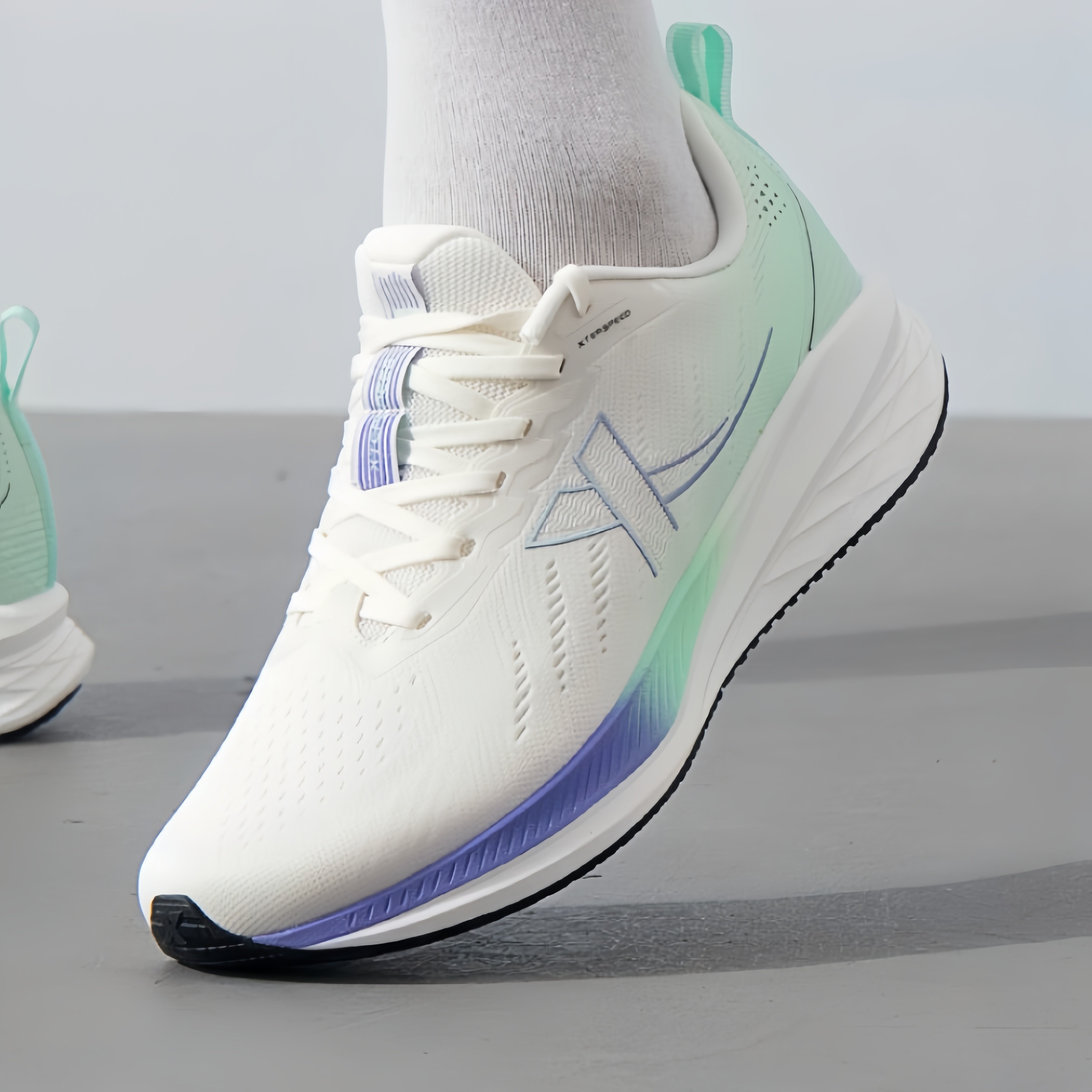 特步飞速5 lite运动鞋减震入门跑鞋男鞋夏季新款网面透气休闲鞋男