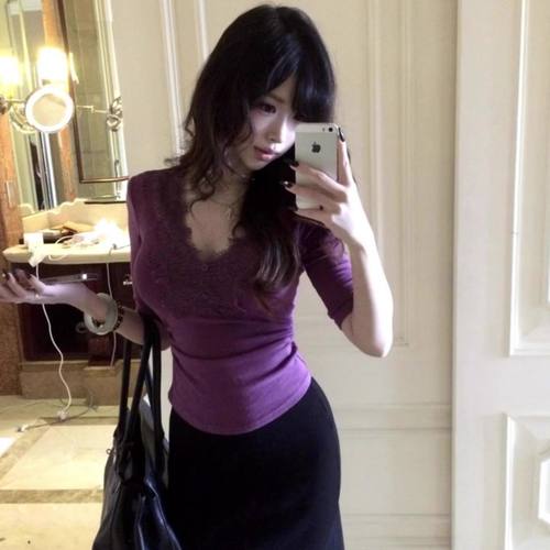 纯欲风蕾丝拼接V领修身中袖T恤