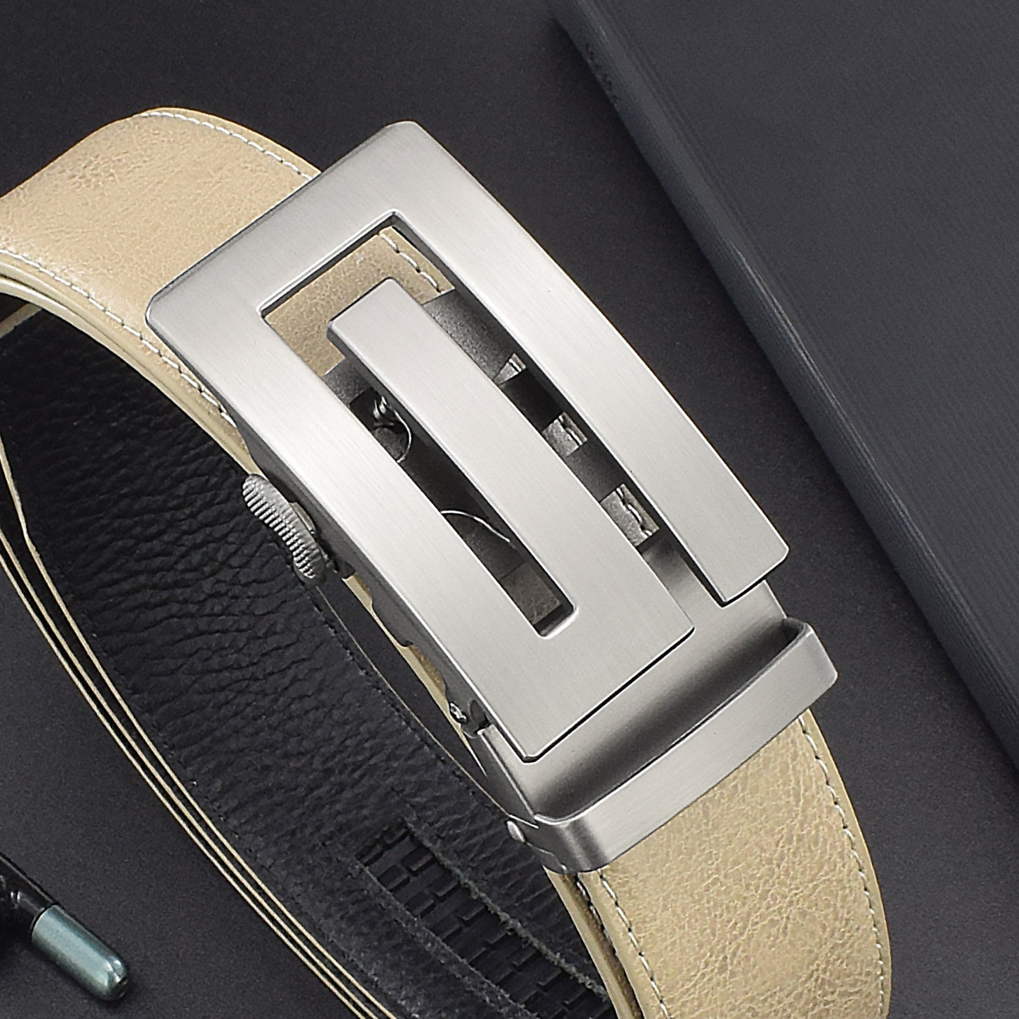 新款简约浅色时尚潮流皮带男士真皮自动扣腰带年轻人百搭裤带字母