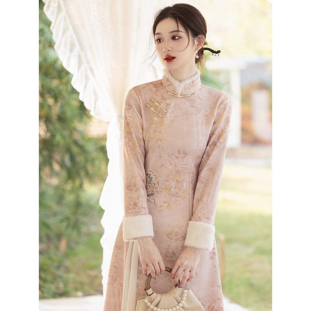 加绒加厚新中式粉色奥黛旗袍2024新款秋冬高端显瘦茶服仙气连衣裙