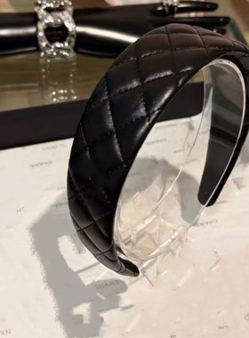 小香风2025秋冬新款宽边皮质发箍百搭氛围感高级菱形格头箍头饰