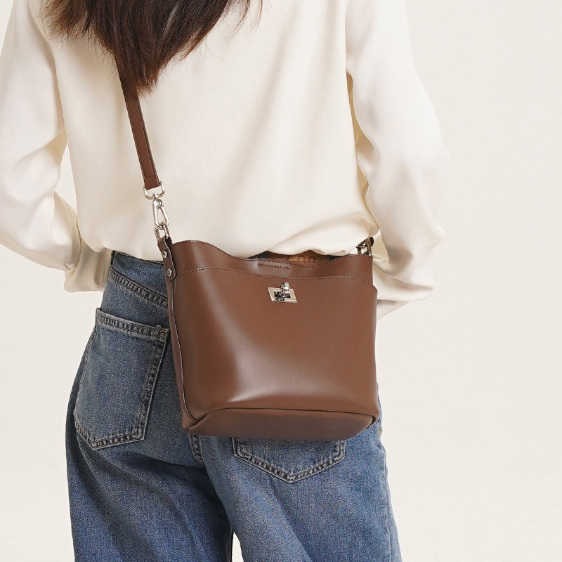 新款韩版百搭通勤风水桶包简约休闲松弛感女包轻便单肩斜挎包KJ