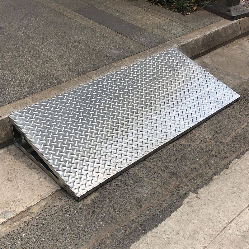 不锈钢斜坡垫防滑汽车电动车上坡台阶垫马路牙子楼梯路沿垫爬坡垫