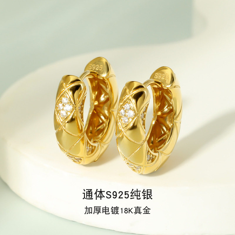 18k加厚镀金S925模棋盘菱格纹耳扣新款耳钉女时尚棋盘菱格纹肌理