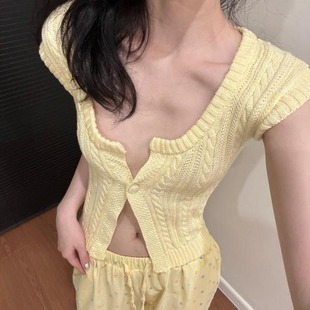 纯欲甜美黄色一粒扣麻花针织衫 设计感镂空V领上衣 女夏季 2024新款