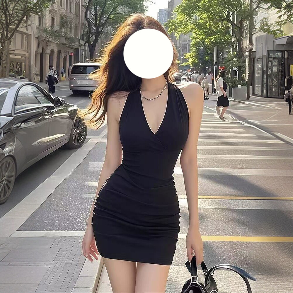 黑色挂脖连衣裙2026新款今年流行爆款女春装独特漂亮气质包臀裙子