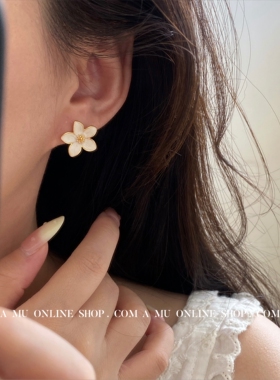 A.MU 奶白小花信 小众设计感新款珐琅滴釉花朵耳环清新耳钉 耳夹