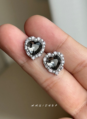 A.MU 清冷黑桃~ 休闲日常黑灰色爱心耳钉 甜酷桃心耳环无耳洞耳夹
