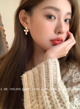 A.MU 西西里花园~ 港风复古摩登花朵白色滴釉银针耳环无耳洞耳夹