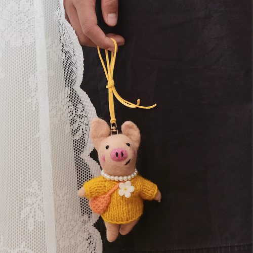 小众歪嘴猪挂件尼泊尔进口手工羊毛毡包挂大号黄毛衣小猪车挂珍珠