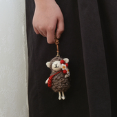 红背包抱花小羊挂件羊毛毡绵羊车挂女学生包挂尼泊尔进口手工礼物