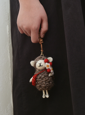 红背包抱花小羊挂件羊毛毡绵羊车挂女学生包挂尼泊尔进口手工礼物