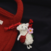 治愈系精致抱花小羊车挂可爱灰色绵羊包挂件圣诞礼物礼品高档白色