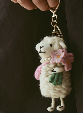 尼泊尔进口手工羊毛毡挂件粉色抱花羊包挂白色绵羊钥匙扣立体玩偶