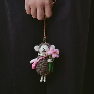 高品质高颜值精致小羊挂件尼泊尔进口手工羊毛毡灰色绵羊车挂包挂