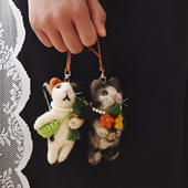 治愈系抱花猫咪挂件情侣包挂学生书包挂饰指偶式 车挂手工羊毛毡女