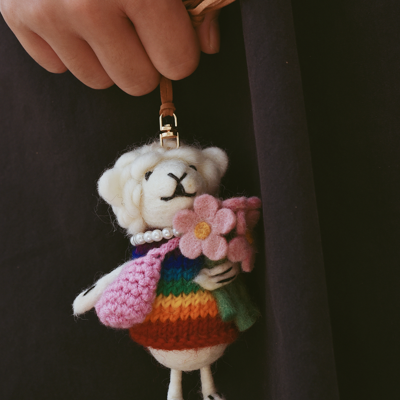 高品质尼泊尔进口彩色抱花羊挂件手工羊毛毡卡通包挂女卡通车挂毛