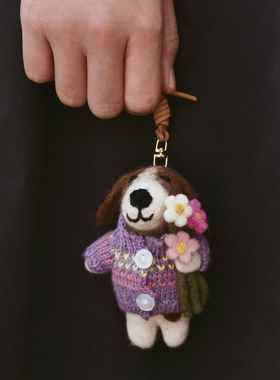 精致小狗挂件原创手工羊毛毡包挂紫色抱花狗公仔车挂女生背包挂饰