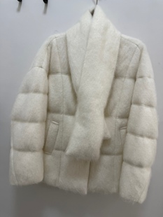 轻奢围巾鹅绒羽绒服女冬季短款新款气质高端洋气羊毛拉绒长毛外套