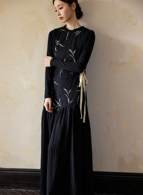 ONMOON 秋冬黑色绳绣长袖圆领连衣裙 2025拼接假两件新中式度假裙