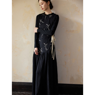 2025拼接假两件新中式 圆领连衣裙 度假裙 秋冬黑色绳绣长袖 ONMOON