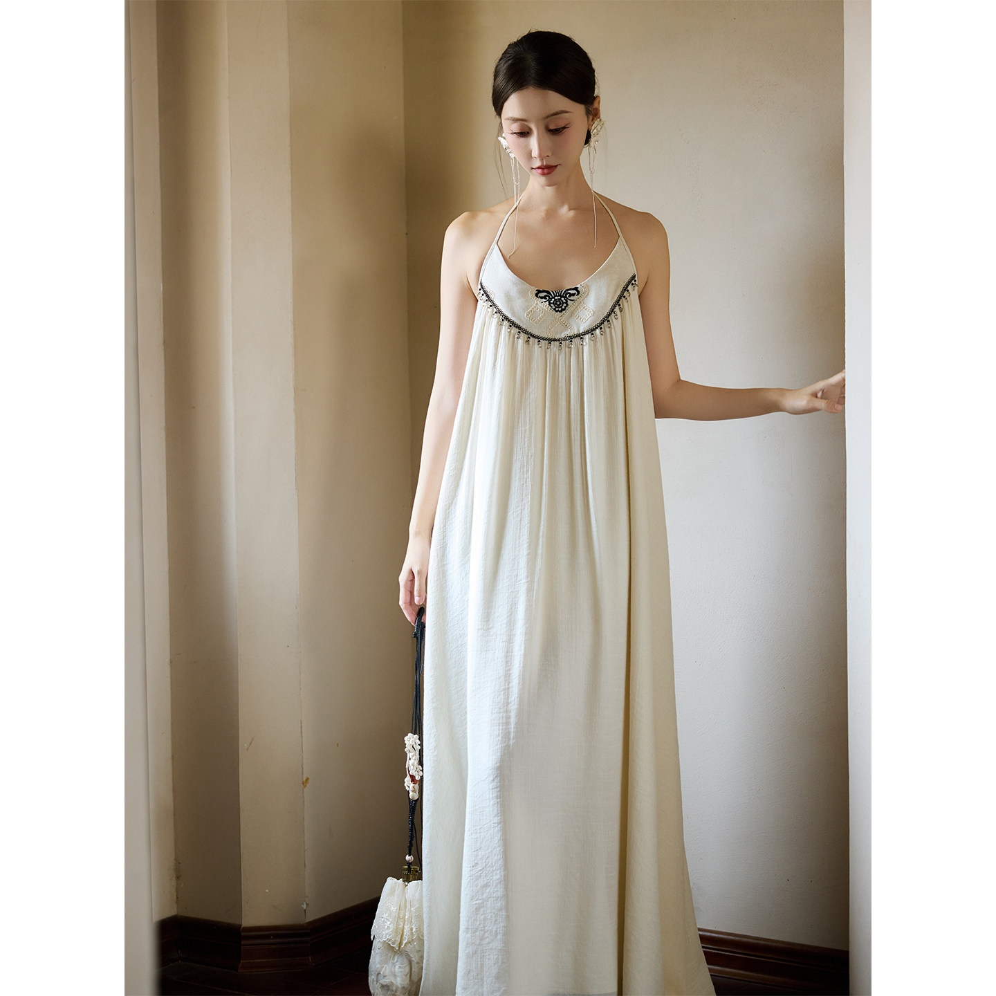 ONMOON 春夏白色刺绣挂脖吊带连衣裙 2026新款浪漫度假风长裙女