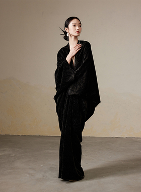 ONMOON 秋冬新中式国风气质V领连衣裙2024新款套头廓形蝙蝠袖裙子