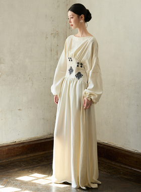 ONMOON 法式米白刺绣收腰长袖连衣裙 2025秋冬新款灯笼袖宽松长裙