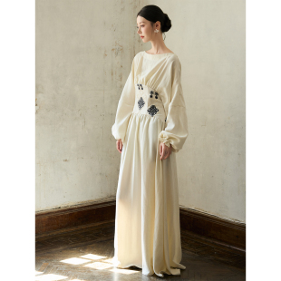 法式 灯笼袖 米白刺绣收腰长袖 2025秋冬新款 宽松长裙 连衣裙 ONMOON