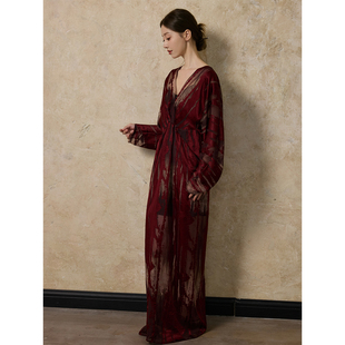 春季 V领优雅气质长袖 红色烧花蝙蝠袖 2026新款 礼服 连衣裙 ONMOON