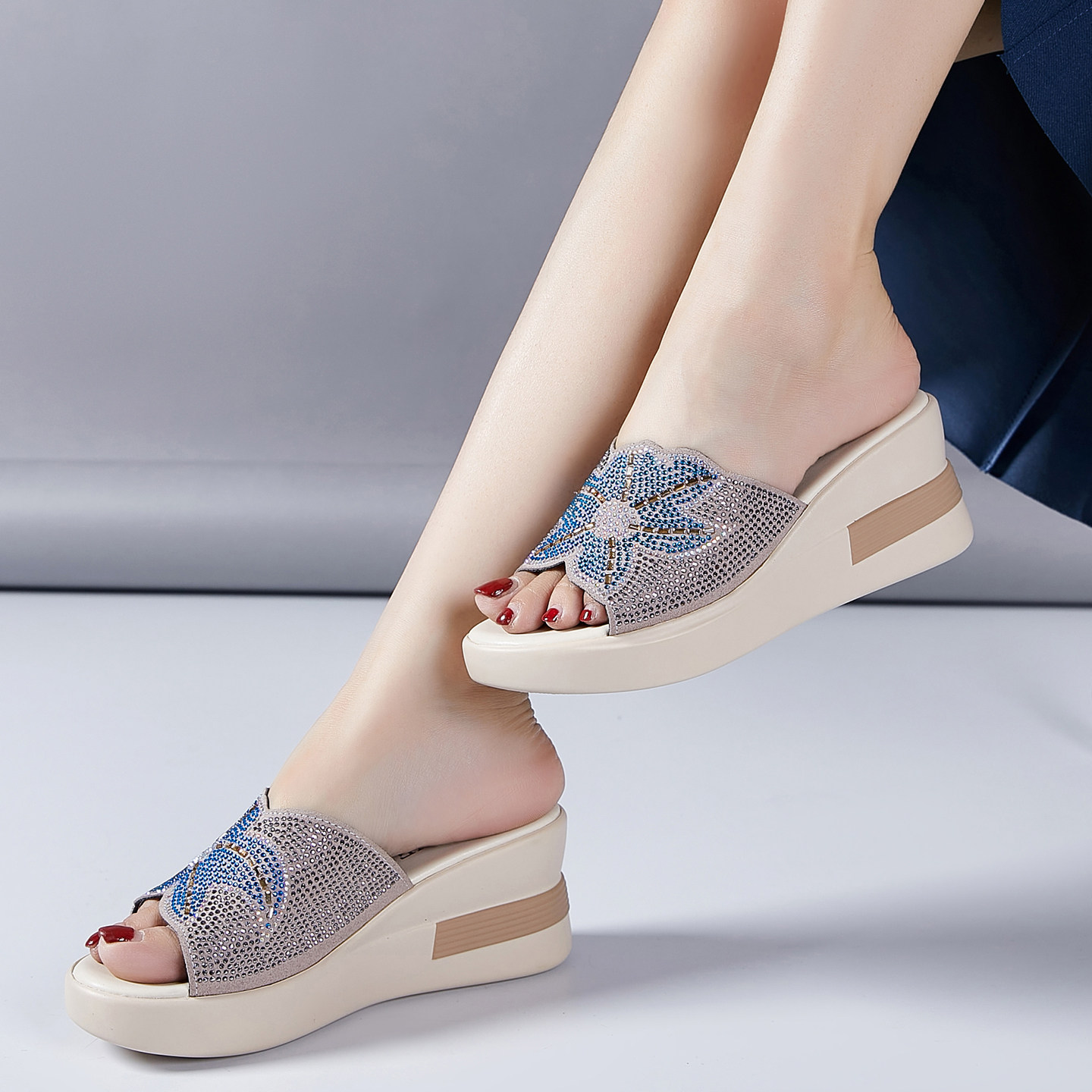 2025新款坡跟凉鞋夏季休闲防滑厚底妈妈凉拖韩版时尚水钻露趾拖鞋,女鞋,一字拖,淘宝优惠券,粉丝福利购,淘宝优惠卷