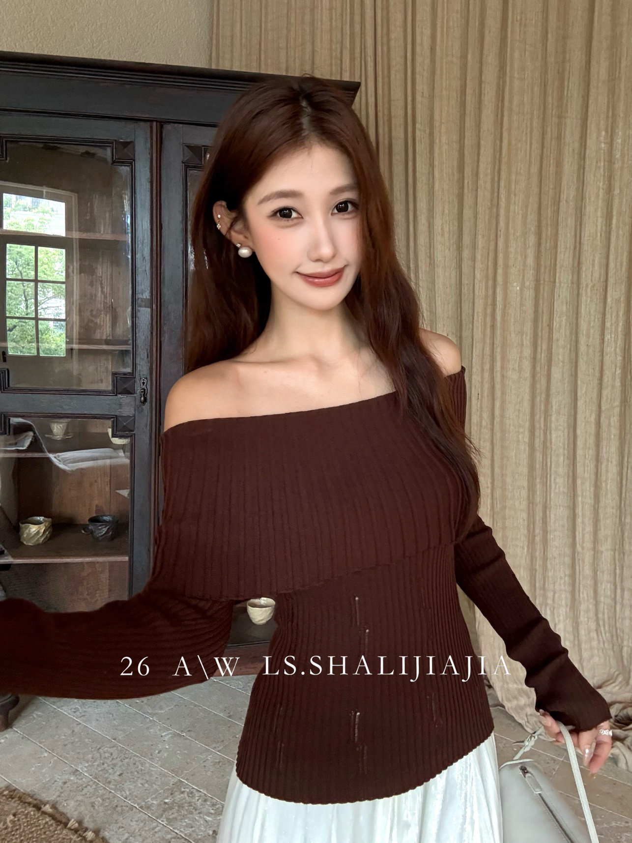 LS法式一字肩毛衣女秋季2026新款设计感大翻领露肩修身显瘦针织衫
