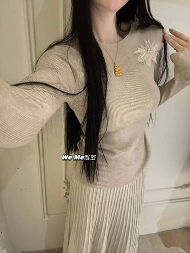 weme温柔风立体花朵圆领长袖针织衫女秋季2026新款修身显瘦上衣