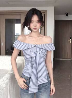 高级感蓝色条纹衬衫女夏季2026新款设计感一字领露肩绑带修身上衣