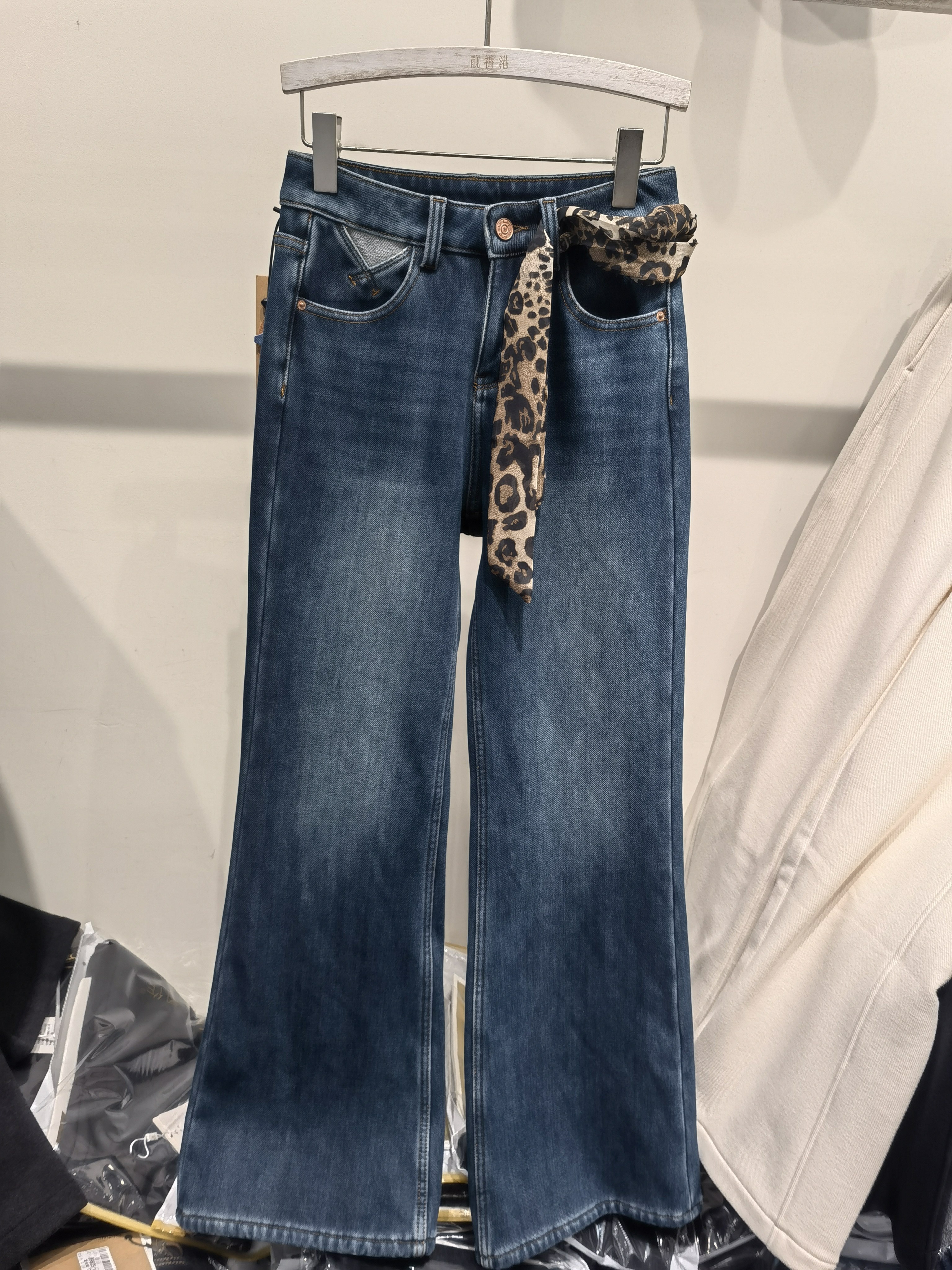 断码清半社83162冬高腰加绒牛仔喇叭裤直筒微喇裤女高品质筒喇裤