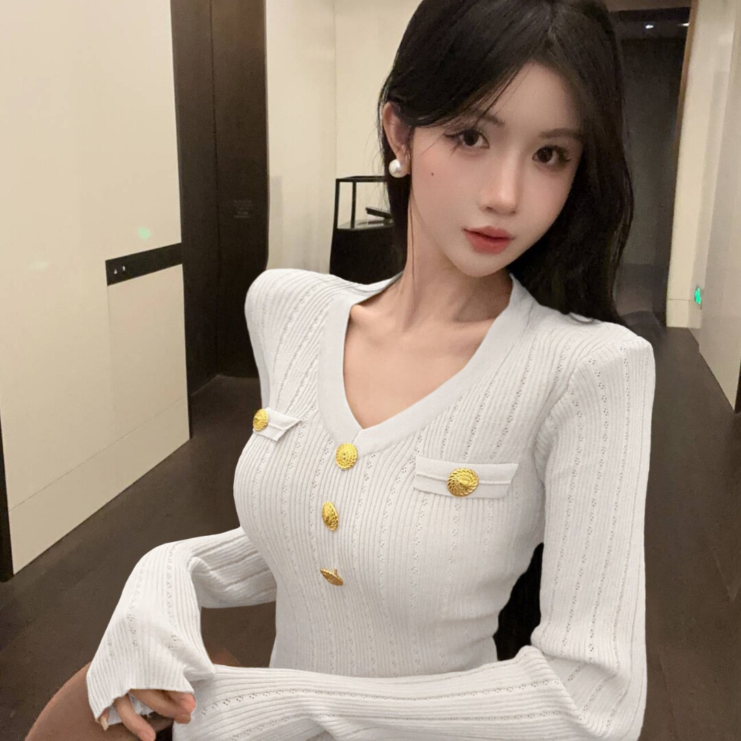 新款V领性感金属扣针织衫纯色设计感修身短款毛衣女