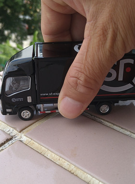 五十铃黑色快递密斗厢式货车模型合金可前后推滑行ISUZU比例1:64